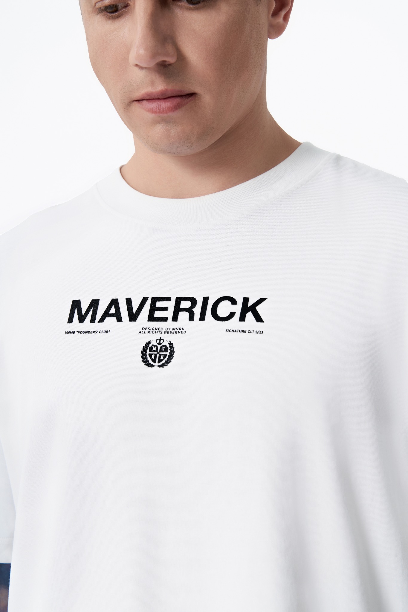 ao-thun-maverick-founders-club-white || white