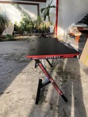 Bàn thể thao mặt gổ đen chỉ đỏ chân đen