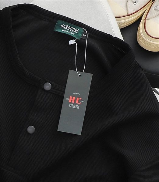 Áo thun tay dài màu đen trơn phối nút cài unisex chất vải gân poly (Mẫu 4)