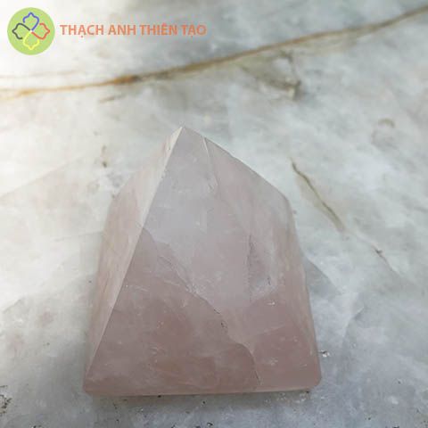  Kim tự tháp thạch anh hồng nhạt 
