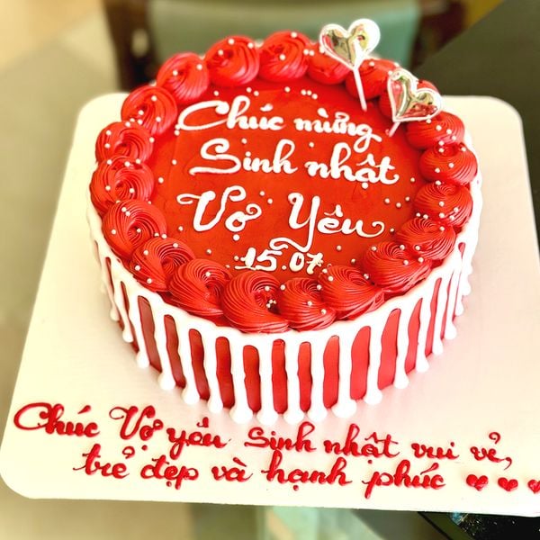 Bánh kem sinh nhật 16FOOD màu đỏ rực rỡ dành tặng vợ, bạn gái