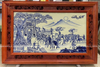 Tranh sứ Bát Tràng họa tiết vinh quy bái tổ vẽ vàng 24k kích thước 127cm x 78cm khung gỗ gụ