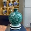 Bình Hút Tài Lộc gốm Bát Tràng song long men sứ xanh ngọc lục bảo vẽ vàng kích thước 30cm