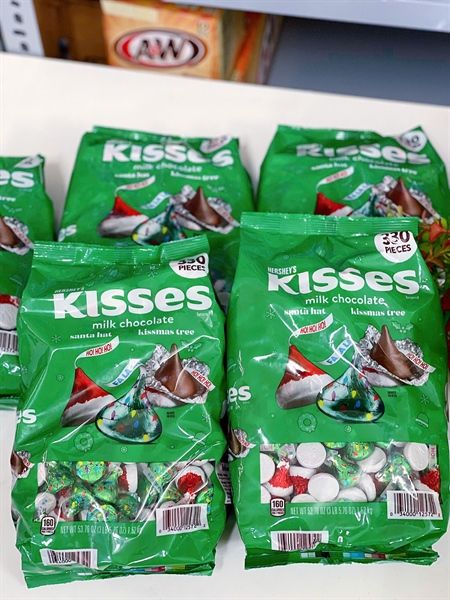 Socola HERSHEY’S Kisses Milk Chocolate Santa Hat And Kissmas Tree