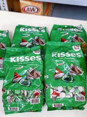 Socola HERSHEY’S Kisses Milk Chocolate Santa Hat And Kissmas Tree