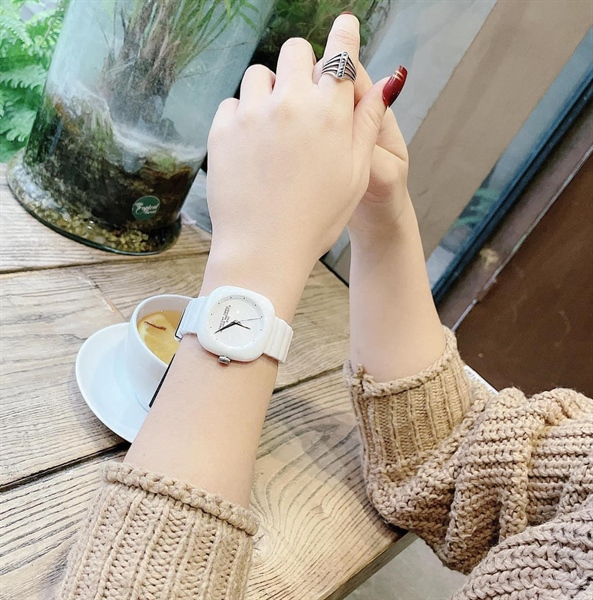 特価！Marc Jacobs 白色セラミック The Cushion Watch 36mm 特価！Marc Jacobs 白色セラミック The Cushion Watch 36mm 腕時計
