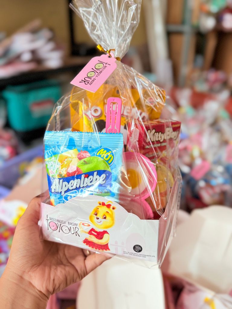  Túi bánh + kẹo 