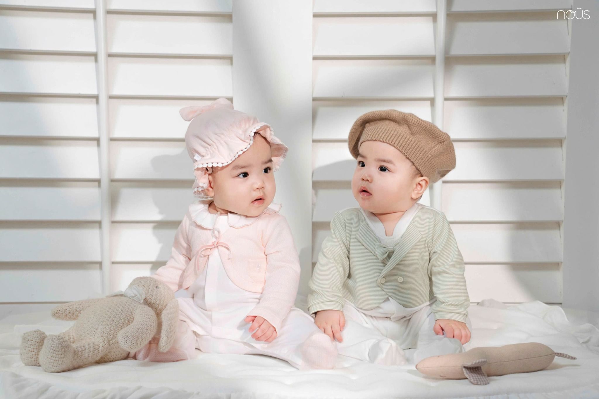  NOUS - Bộ Liền Dài Có Tất Áo Vest Kẻ Xanh Phối Trắng Đính Nơ 