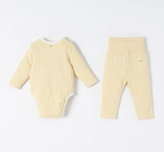  NOUS - Bộ BodySuit Dài Màu Vàng In Hoạ Tiết Trước Ngực 