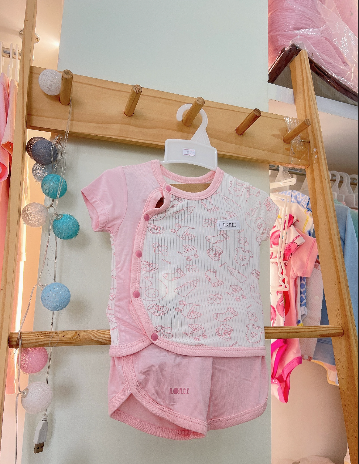  HRNEE - Bộ Cài Chéo Cộc Tay Modal Hoạ Tiết 