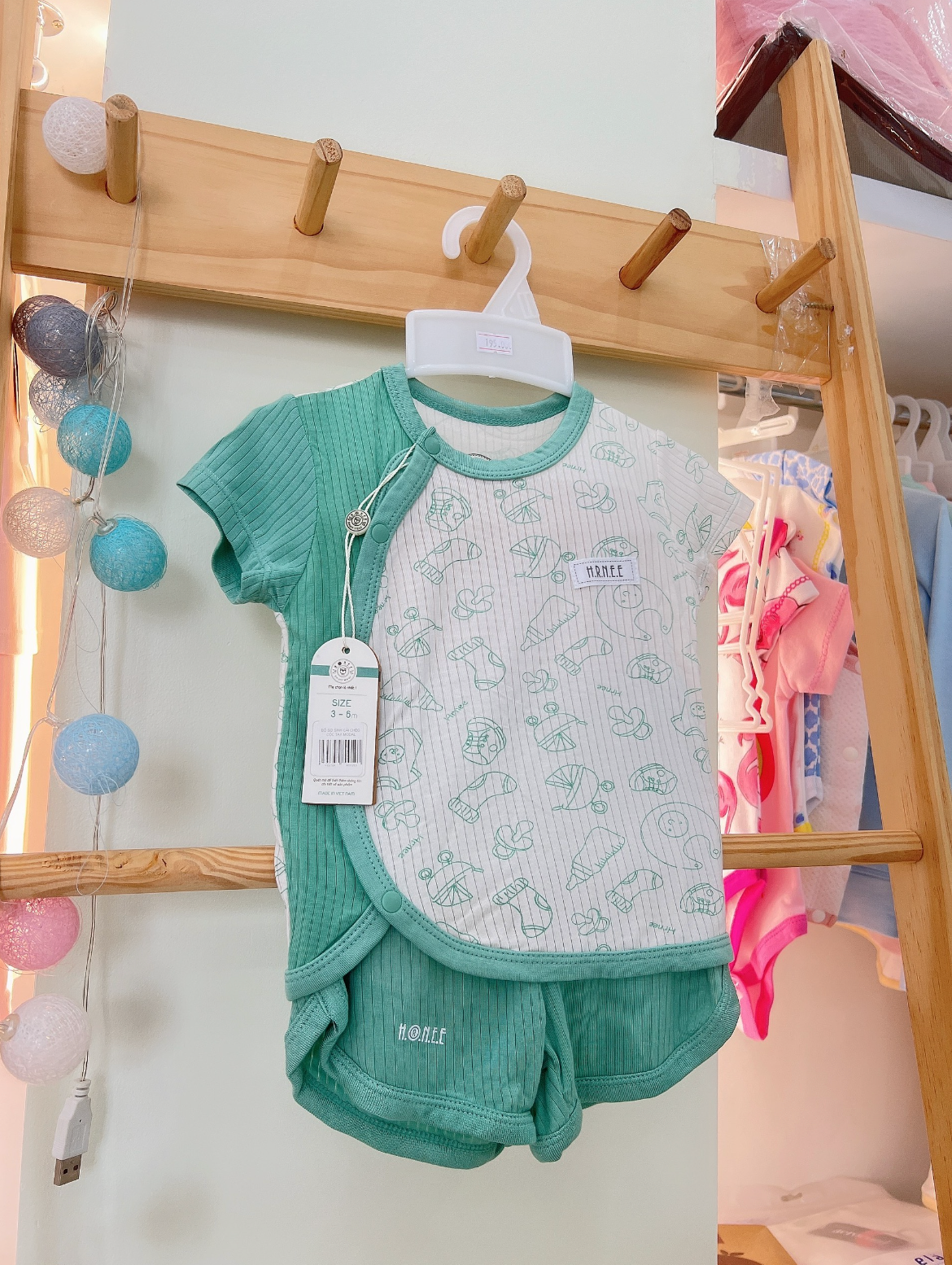  HRNEE - Bộ Cài Chéo Cộc Tay Modal Hoạ Tiết 