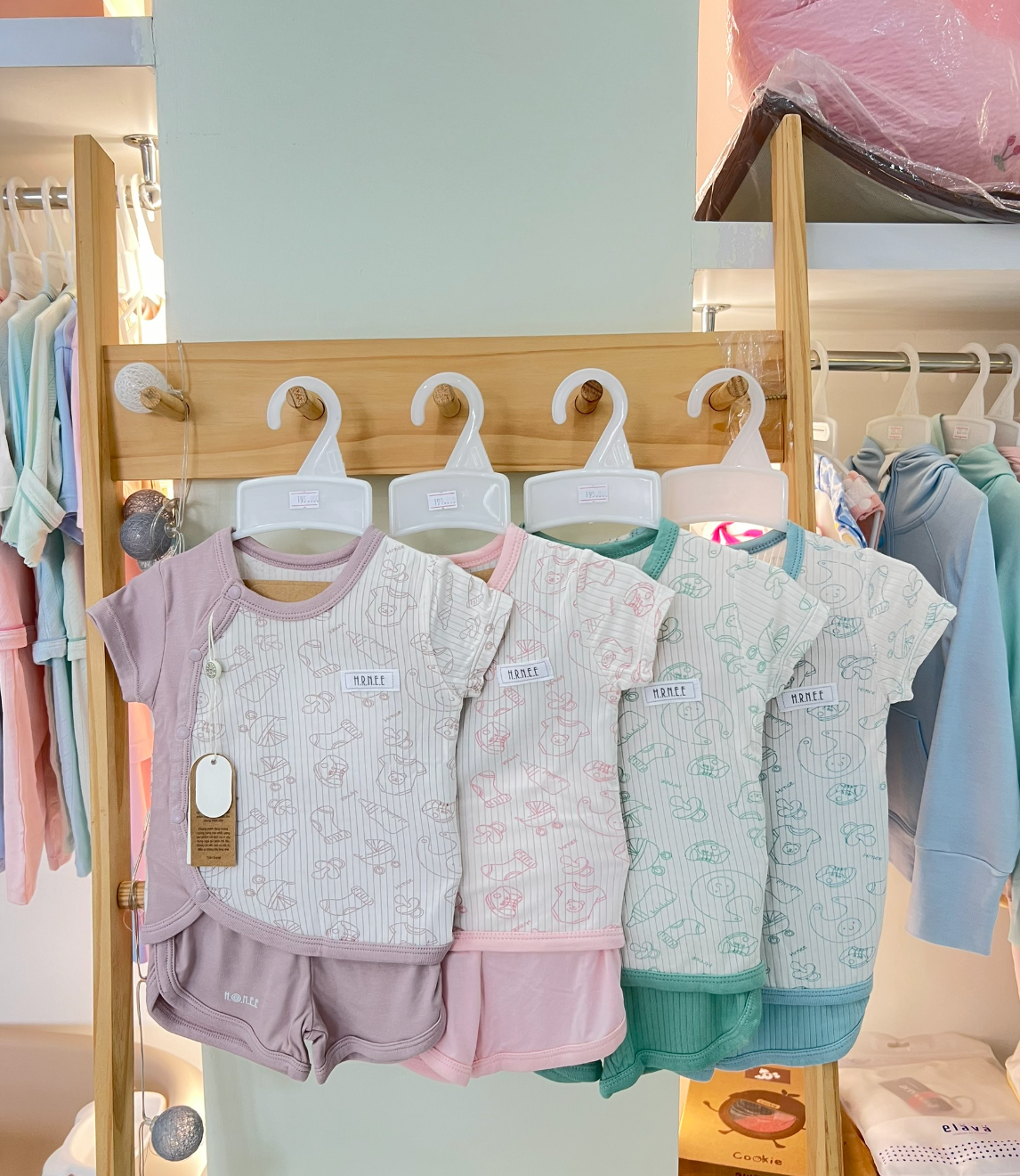  HRNEE - Bộ Cài Chéo Cộc Tay Modal Hoạ Tiết 