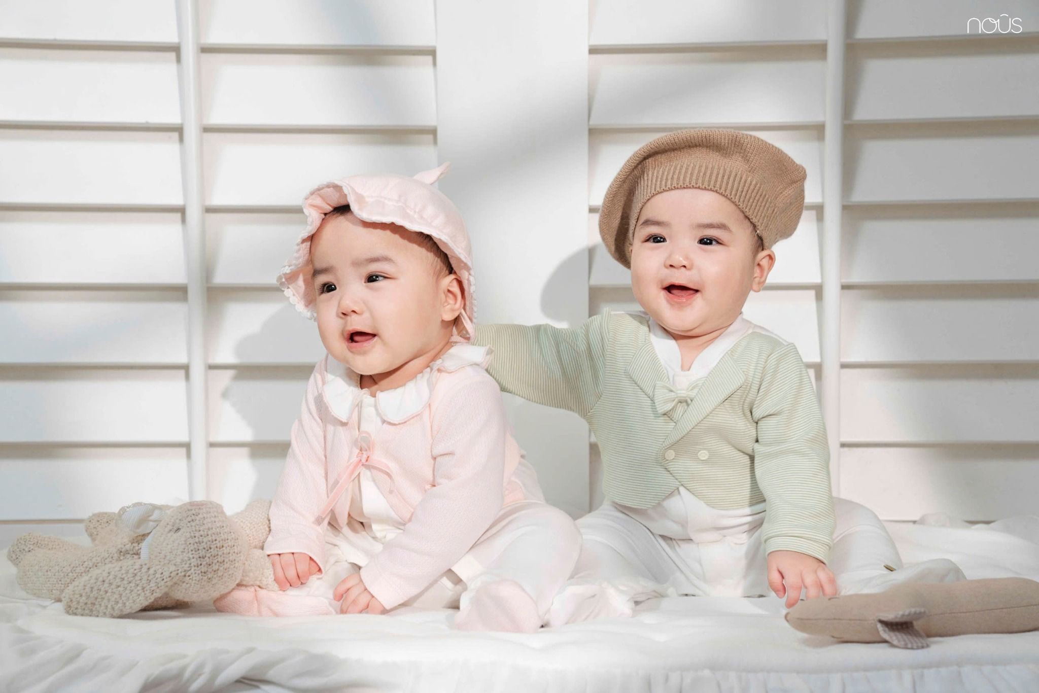  NOUS - Bộ Liền Dài Có Tất Áo Vest Kẻ Xanh Phối Trắng Đính Nơ 