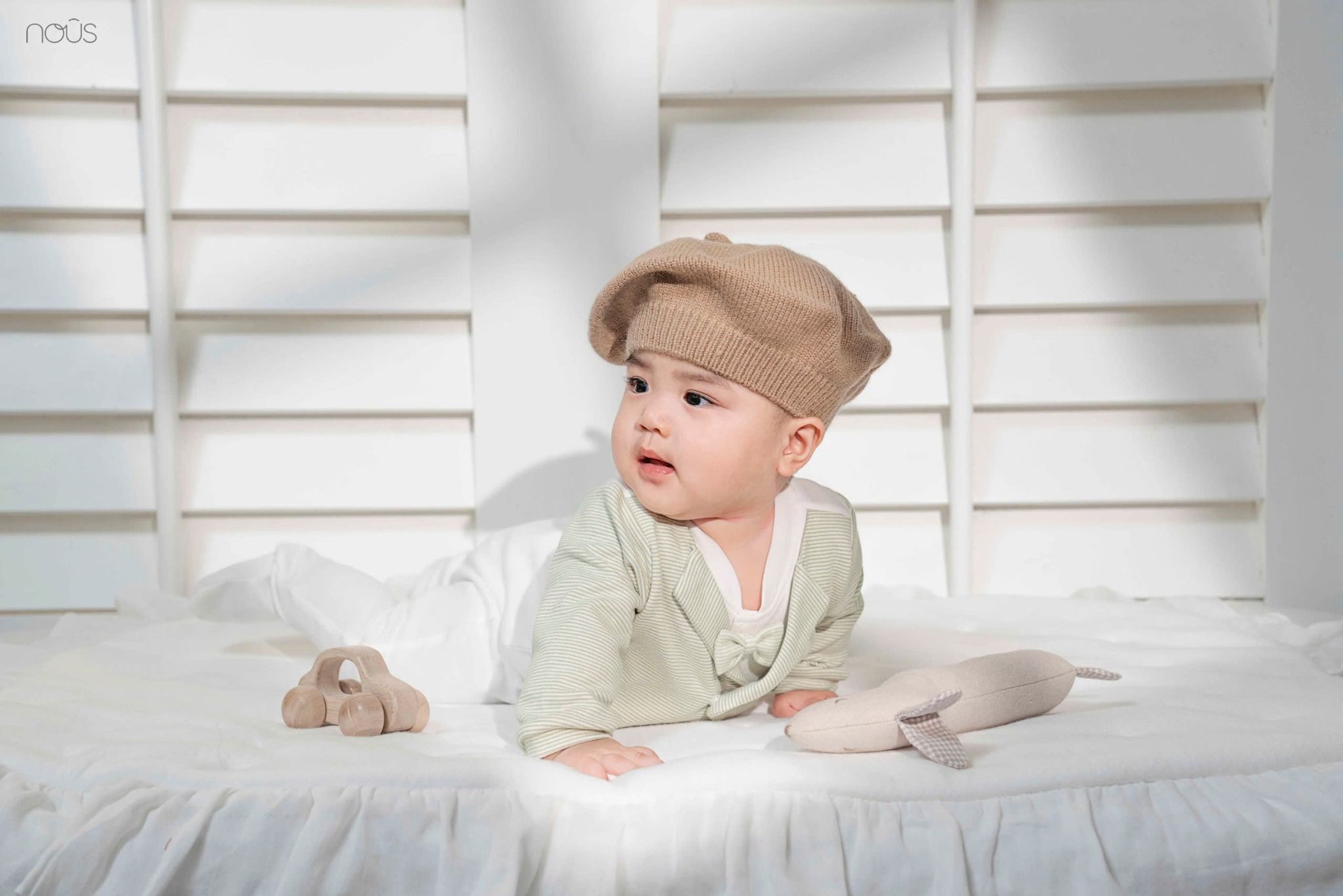  NOUS - Bộ Liền Dài Có Tất Áo Vest Kẻ Xanh Phối Trắng Đính Nơ 