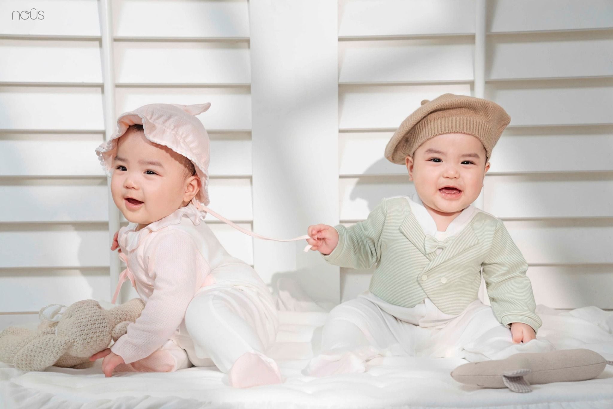  NOUS - Bộ Liền Dài Có Tất Áo Vest Kẻ Xanh Phối Trắng Đính Nơ 