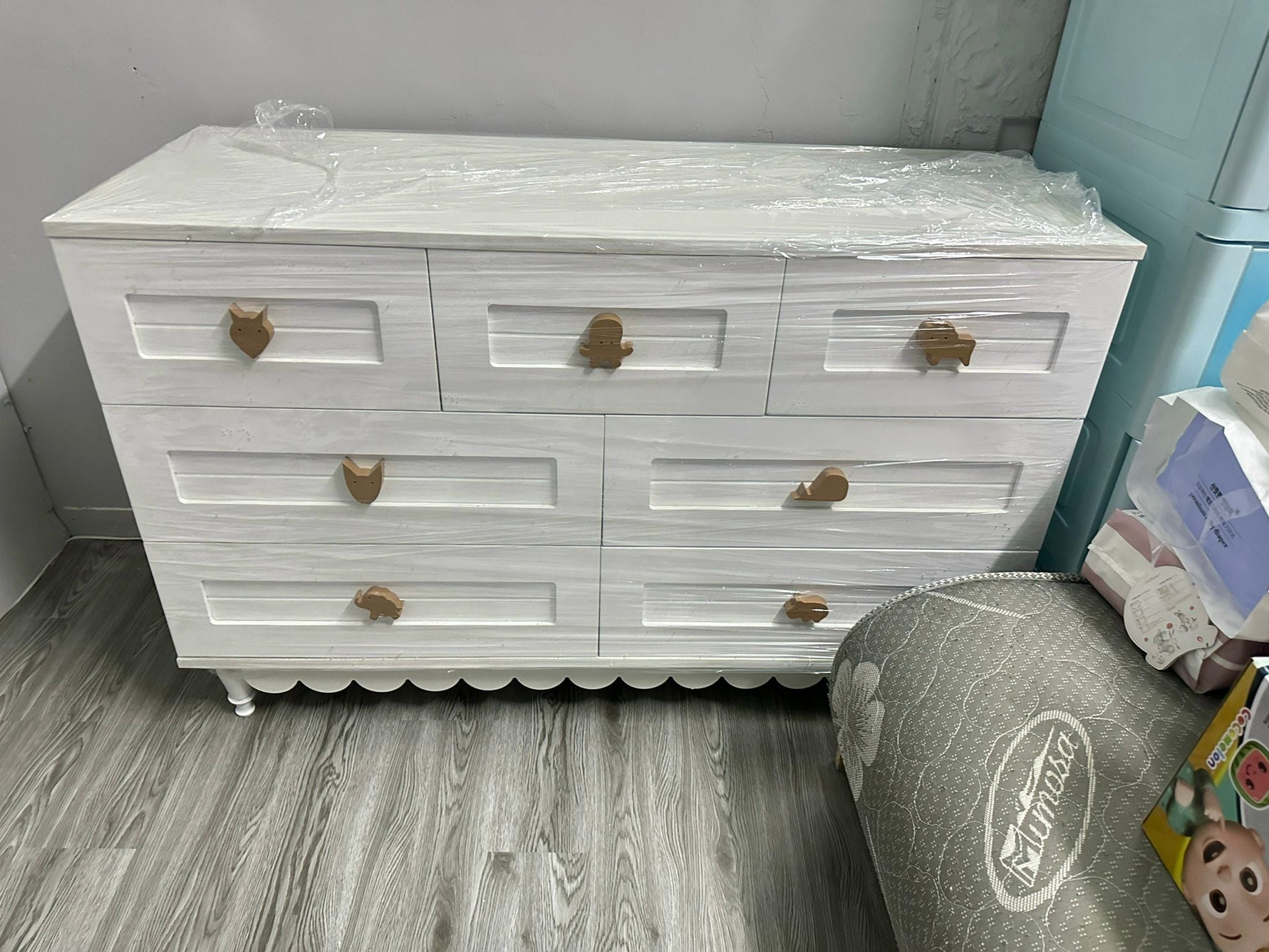  Bộ Tủ Gỗ Kính Trong - Tay Cầm Hình Thú 