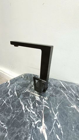 Vòi chậu nóng lạnh 38004-03.BK2