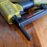  Máy bắn đinh MEITE 7116BL 