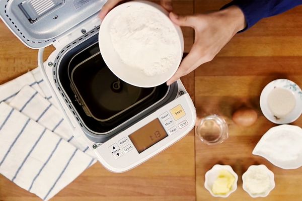 Máy làm bánh mì tự động Panasonic SD-P104WRA