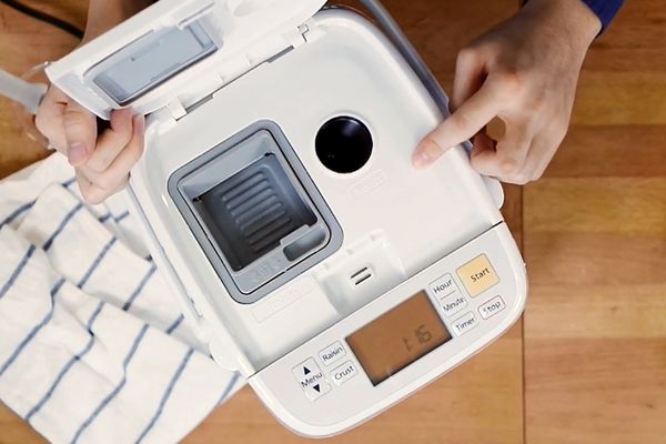 Máy làm bánh mì tự động Panasonic SD-P104WRA