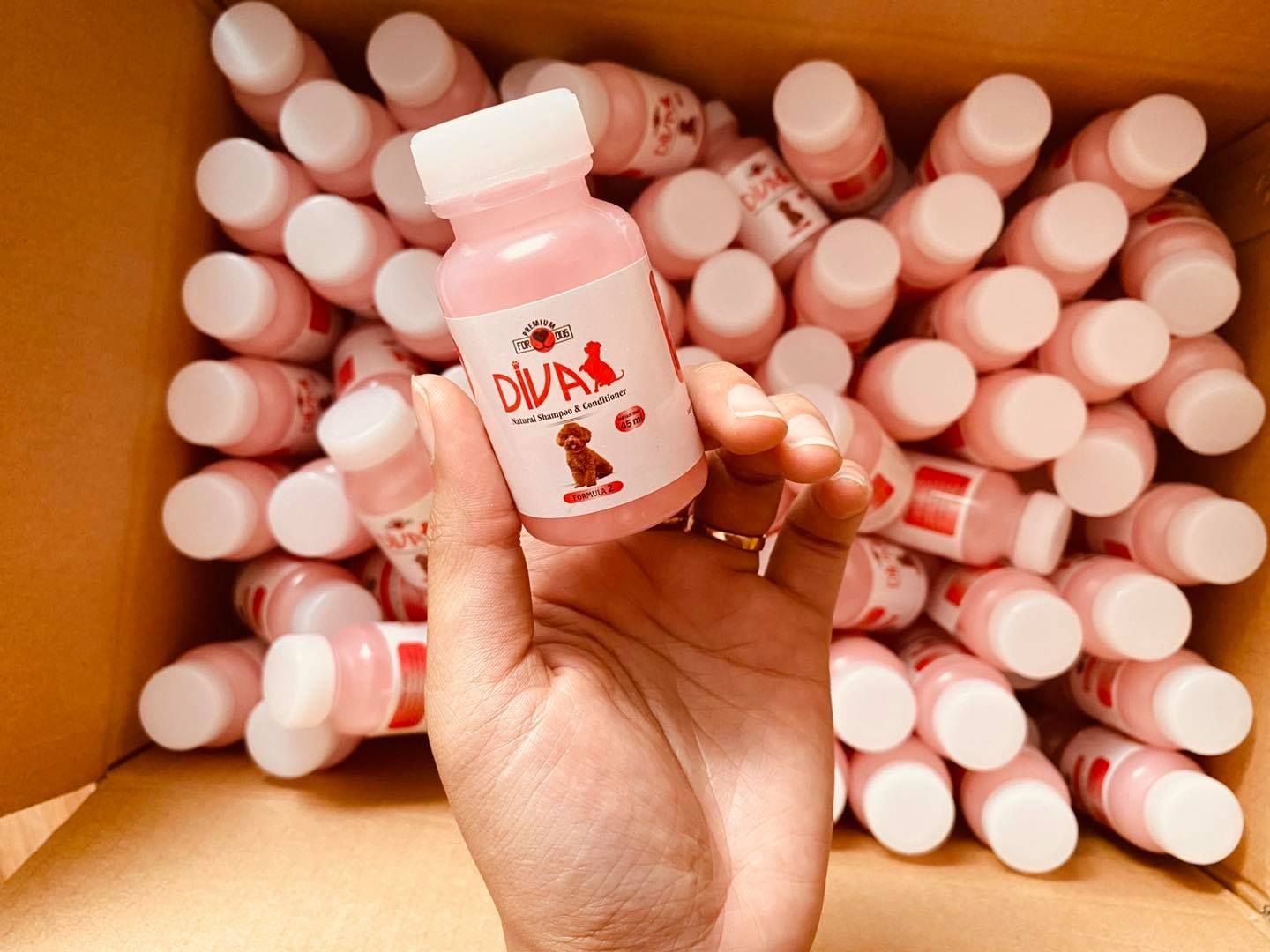  Sữa tắm chó dưỡng ẩm khử mùi DIVA Hồng 55ml 