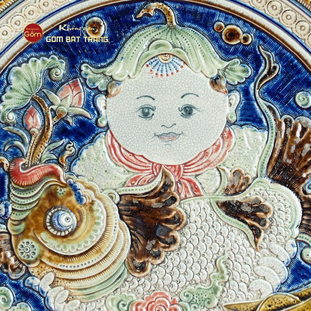 Đĩa Trưng Bày Đắp Nổi Cậu Bé Ôm Cá