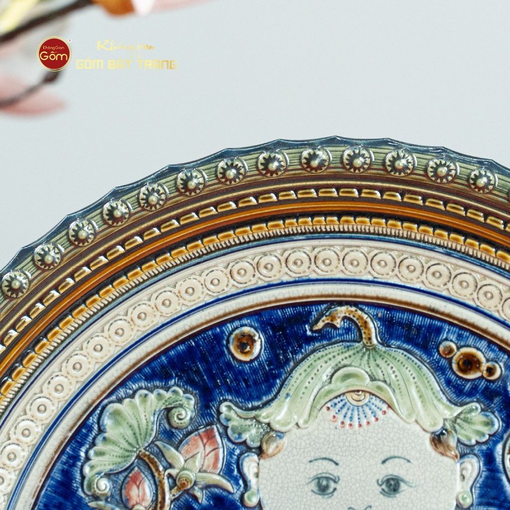 Đĩa Trưng Bày Đắp Nổi Cậu Bé Ôm Cá