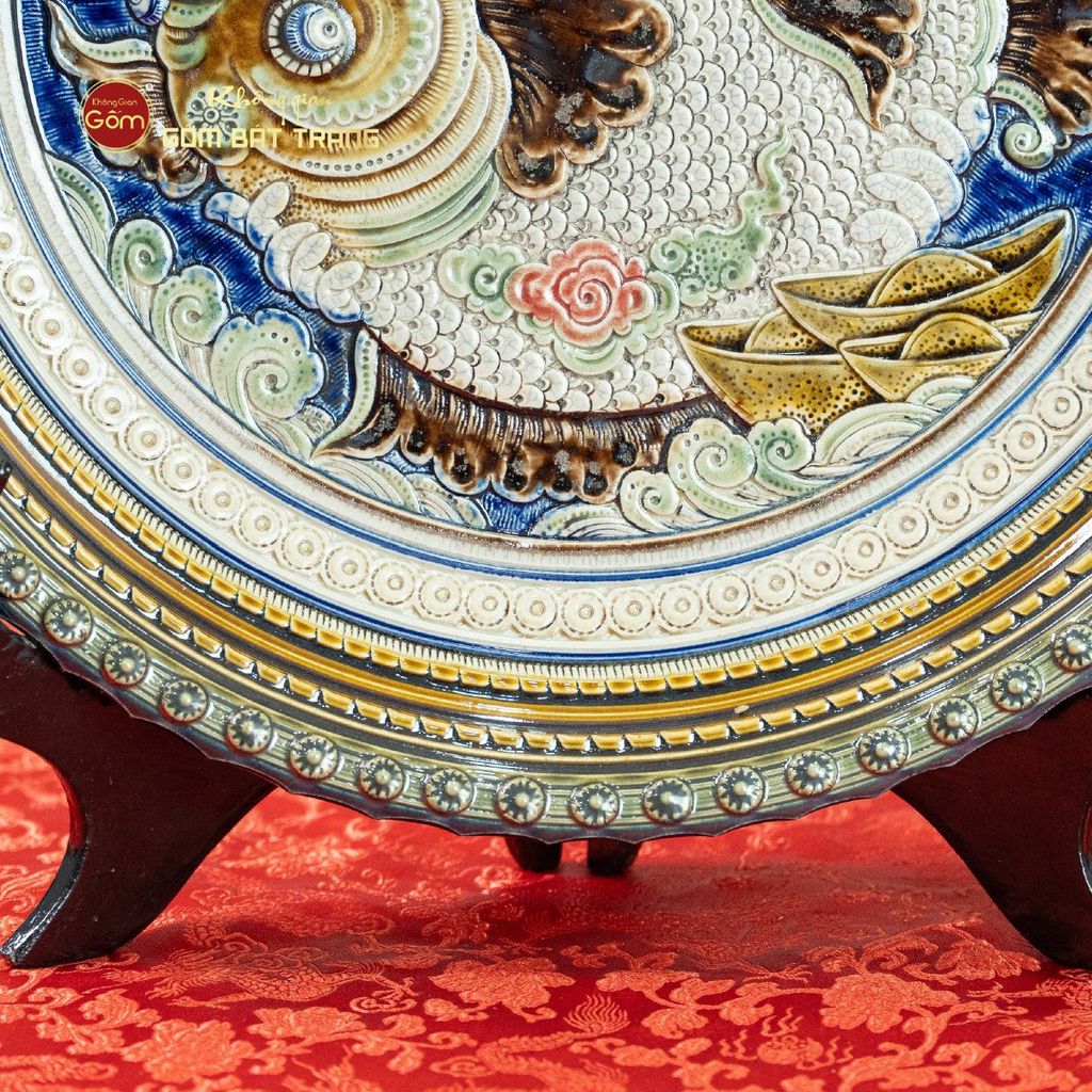 Đĩa Trưng Bày Đắp Nổi Cậu Bé Ôm Cá