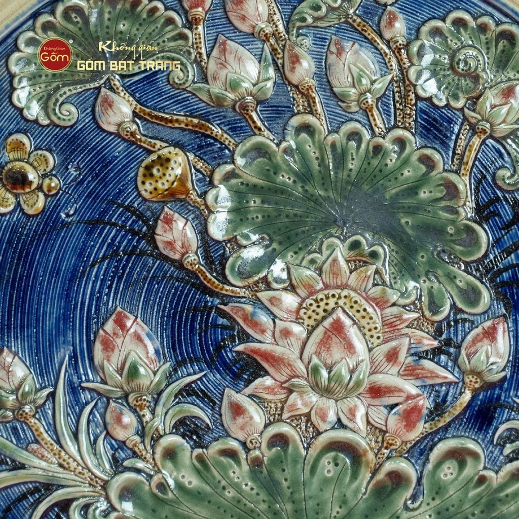Đĩa Trưng Bày Đắp Nổi Vẽ Màu Hoa Sen Xanh