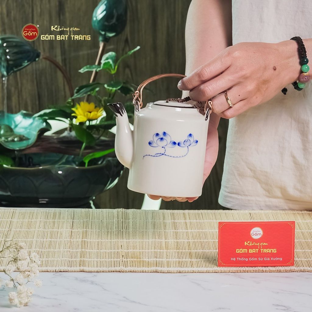 Ấm Tích Bát Tràng Vẽ Hoa Sen