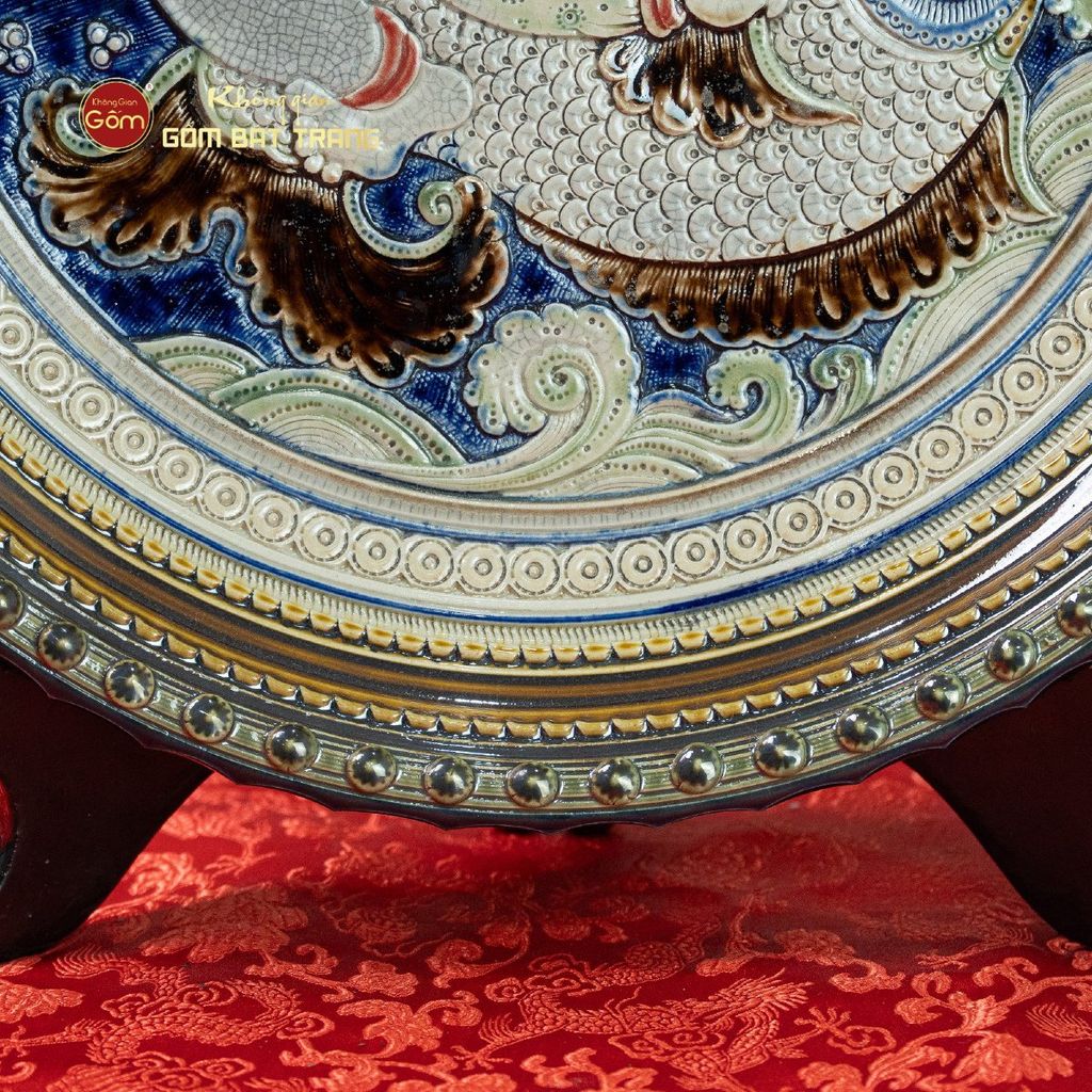 Đĩa Trưng Bày Đắp Nổi Chú Bé Ôm Cá