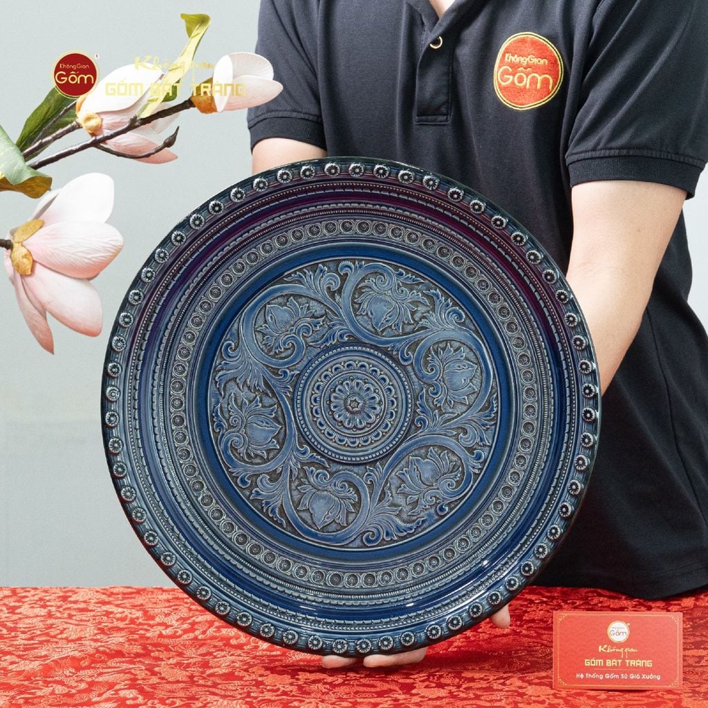 Đĩa Trưng Bày Đắp Nổi Hoa Sen Hội Tụ