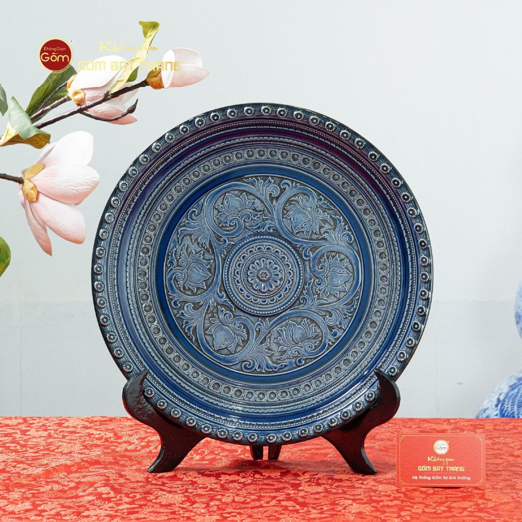 Đĩa Trưng Bày Đắp Nổi Hoa Sen Hội Tụ