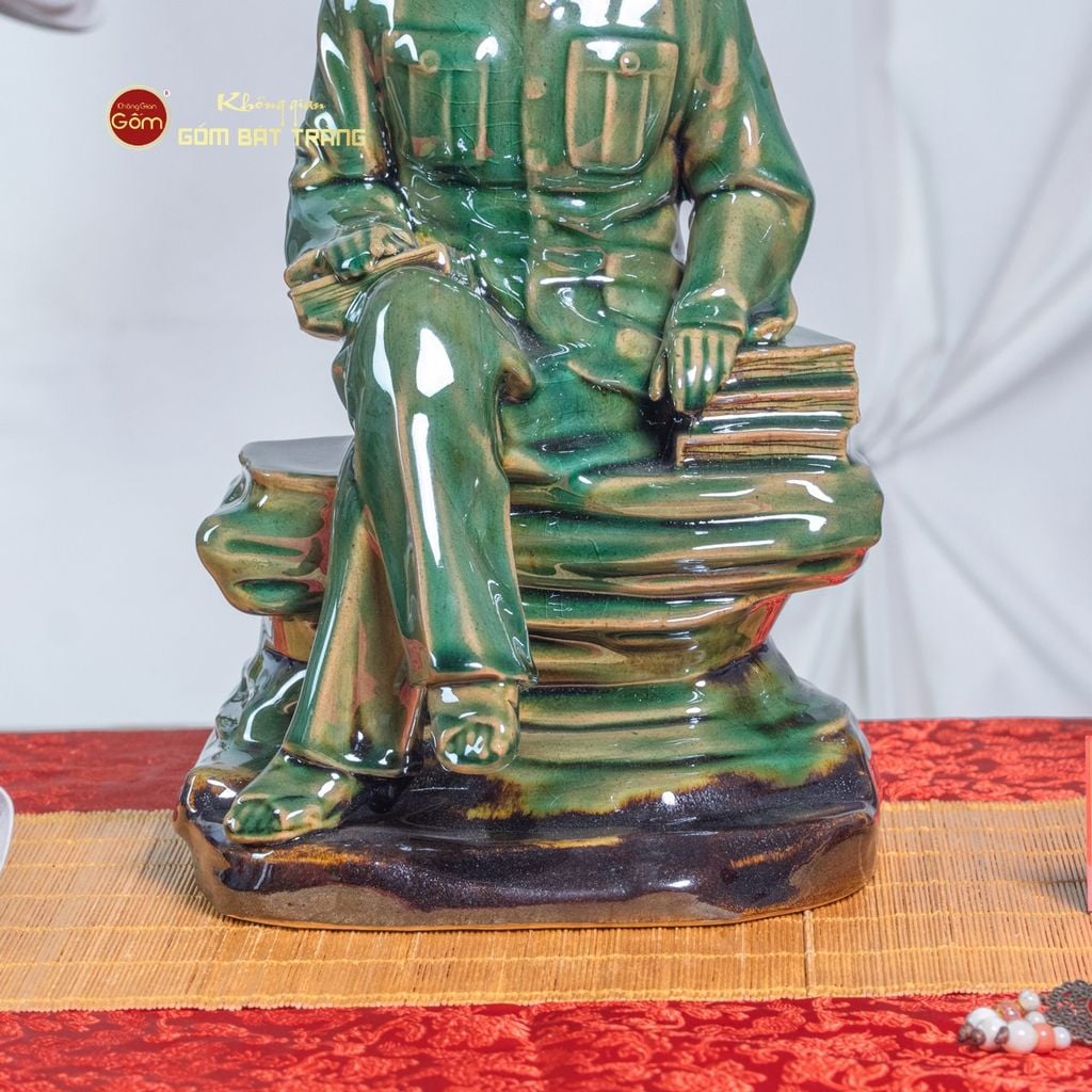 Tượng Bác Hồ Ngồi Bệ Đá