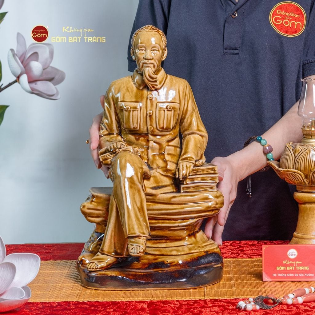 Tượng Bác Hồ Ngồi Bệ Đá