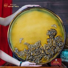 Đĩa Trưng Bày Hoa Mẫu Đơn Đắp Nổi Men Hoàng Thổ
