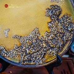 Đĩa Trưng Bày Hoa Mẫu Đơn Đắp Nổi Men Hoàng Thổ