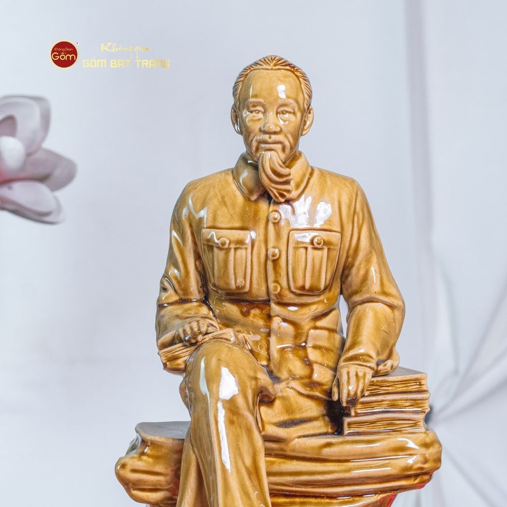 Tượng Bác Hồ Ngồi Bệ Đá