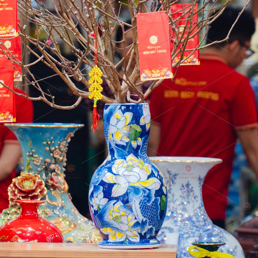 Bình Hoa Dáng Hồ Lô Men Lam Họa Tiết Sen Cá