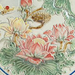 Đĩa Trưng Bày Đắp Nổi Vẽ Màu Hoa Sen Ánh Trăng