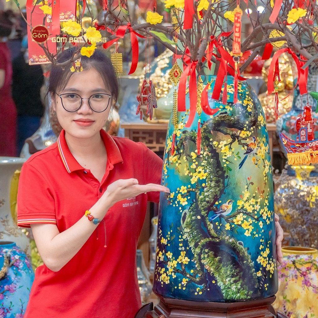 Bình Hoa Dáng Chuông Vẽ Tay Họa Tiết Hoa Mai Én