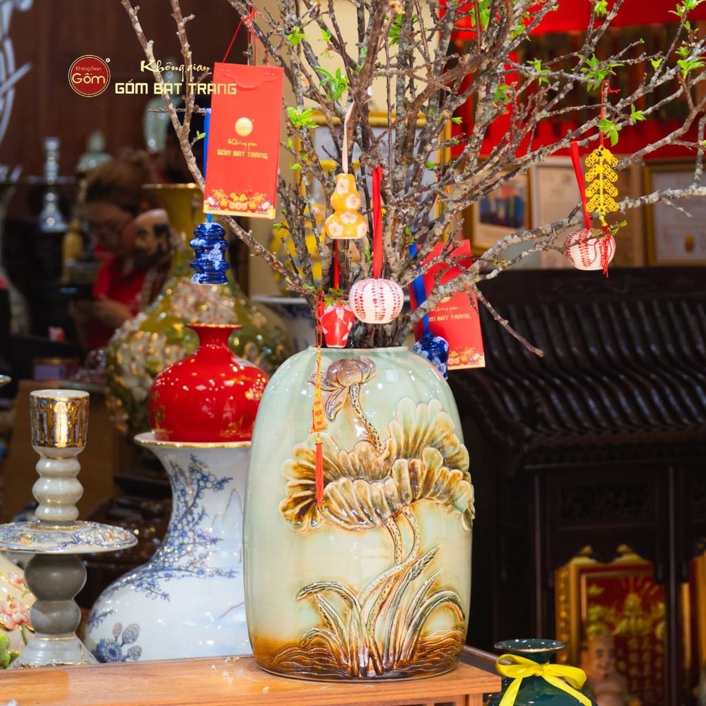 Bình Hoa Dáng Chuông Đắp Nổi Hoa Sen