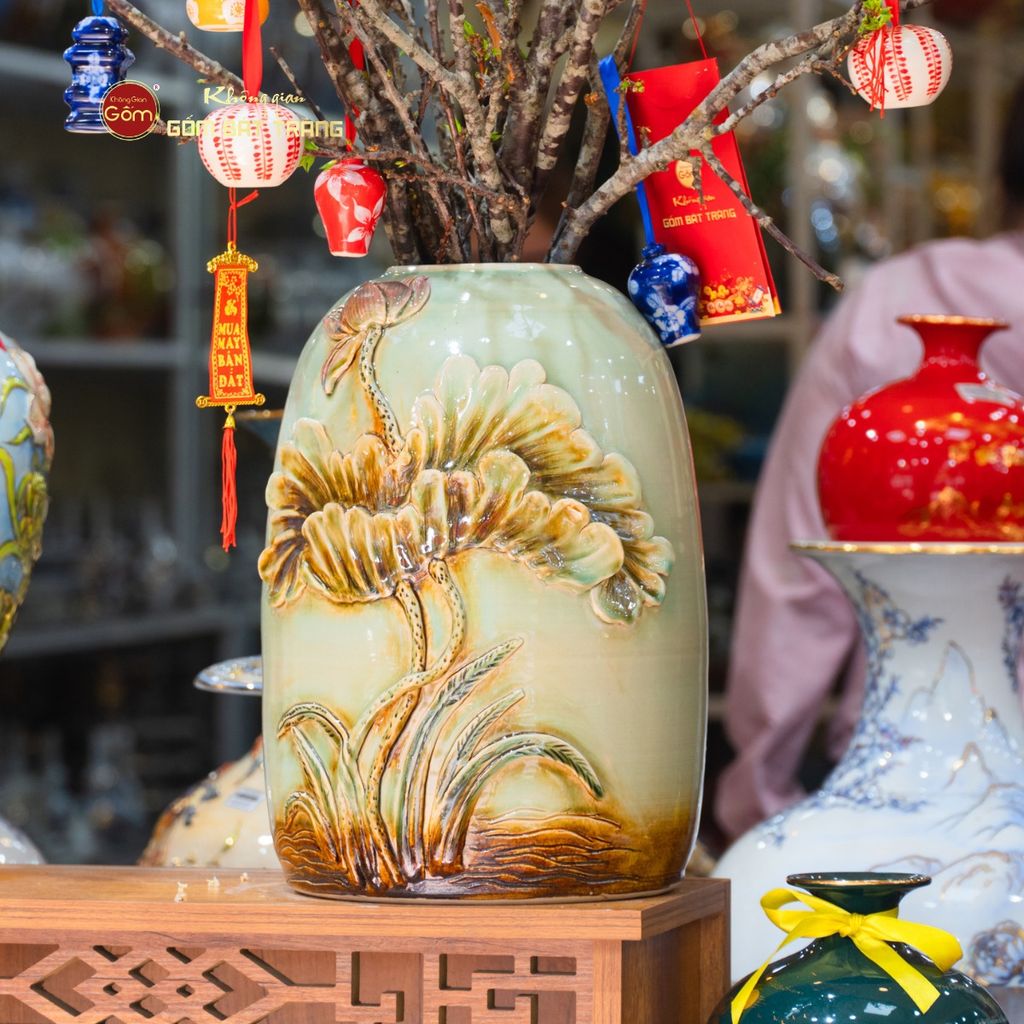 Bình Hoa Dáng Chuông Đắp Nổi Hoa Sen