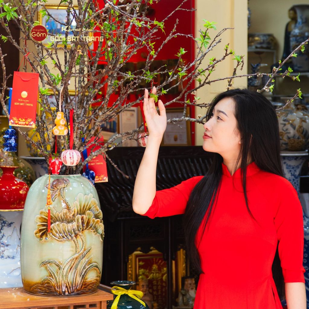 Bình Hoa Dáng Chuông Đắp Nổi Hoa Sen