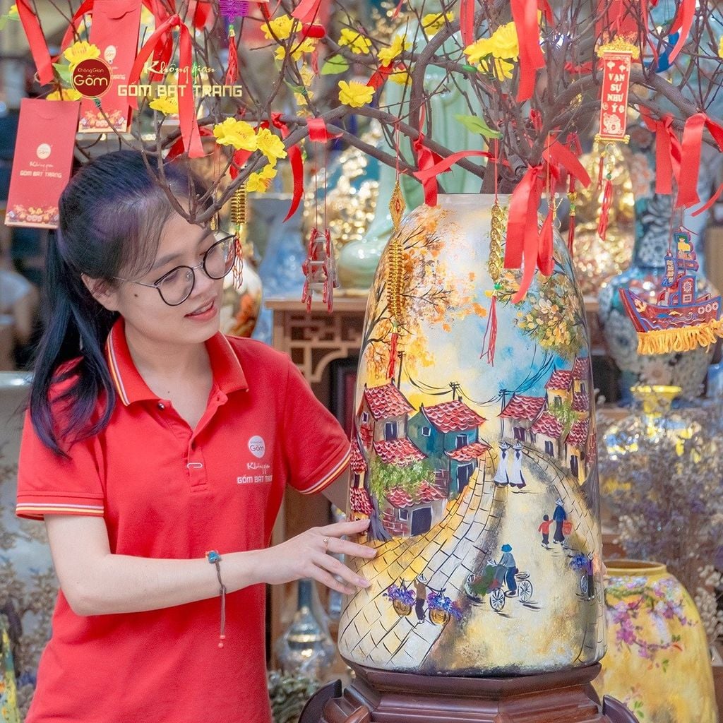 Bình Hoa Dáng Chuông Vẽ Tay Họa Tiết Phố Cổ