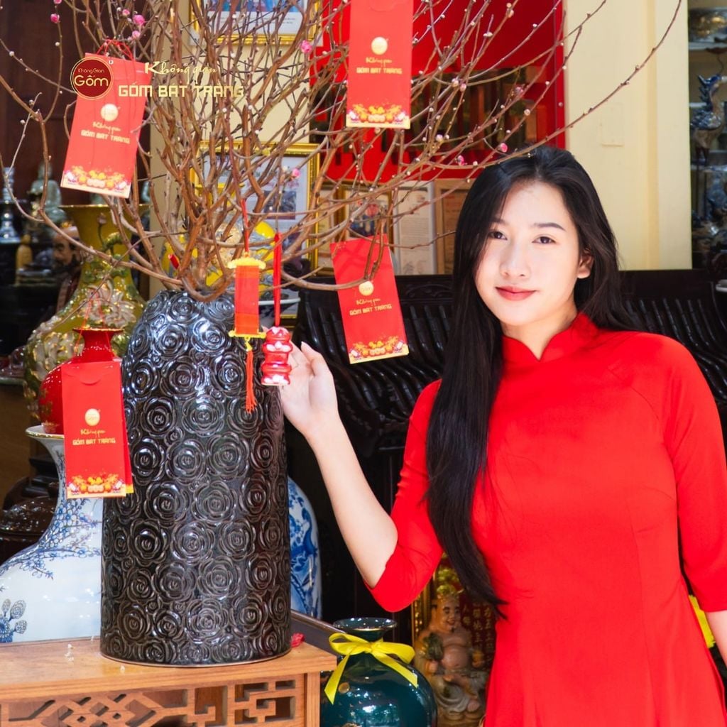 Bình Hoa Dáng Chuông Khắc Hoa Hồng