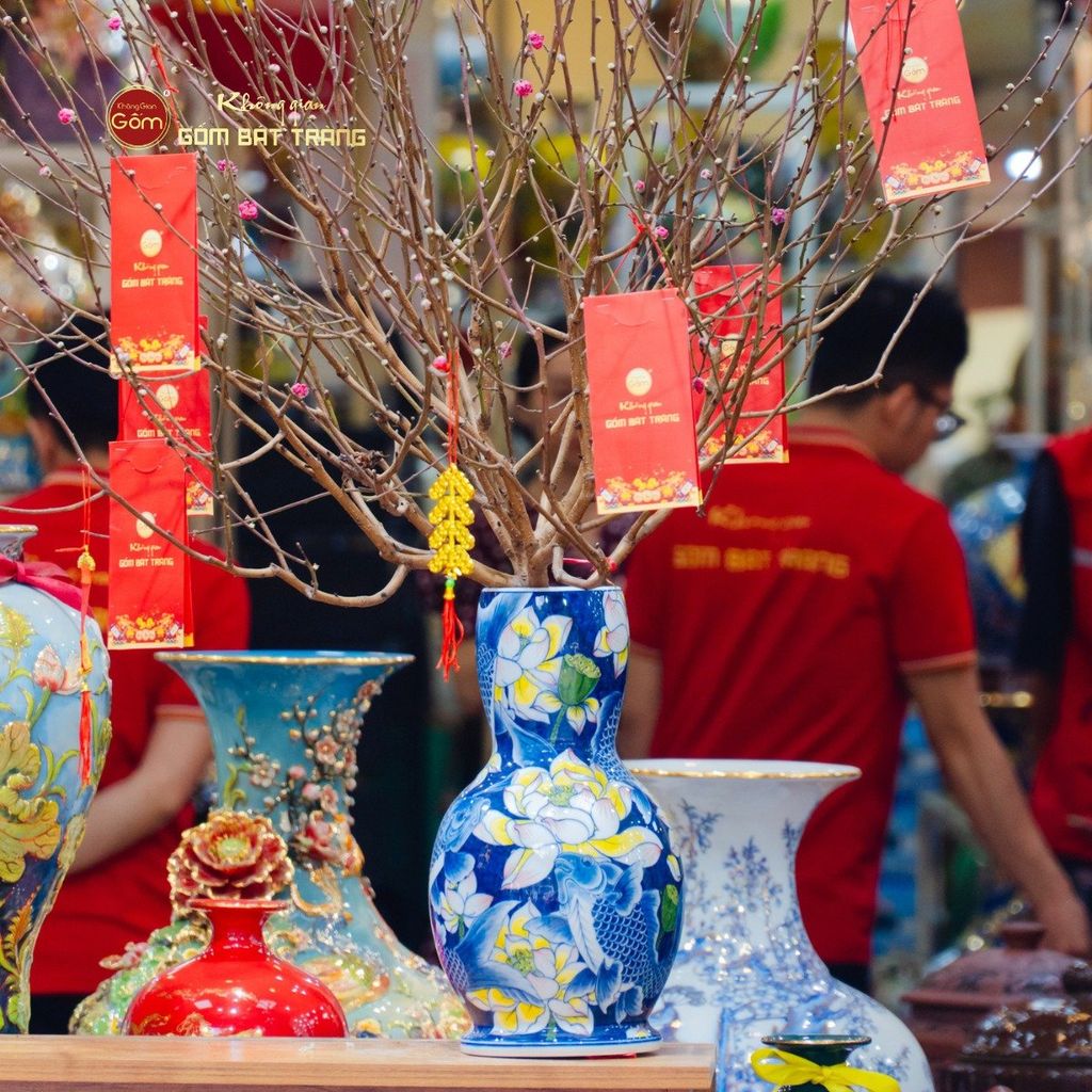 Bình Hoa Dáng Hồ Lô Men Lam Họa Tiết Sen Cá