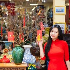 Bình Hoa Men Ngọc Bọc Đồng Họa Tiết Cô Gái
