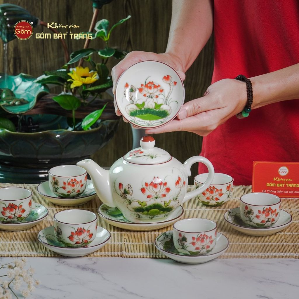 Bộ Ấm Chén Tròn Men Kem Vẽ Sen Đỏ