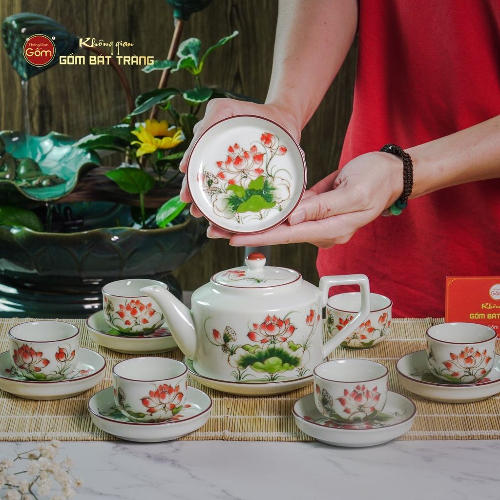 Bộ Ấm Chén Vai Cao Men Kem Vẽ Sen Đỏ